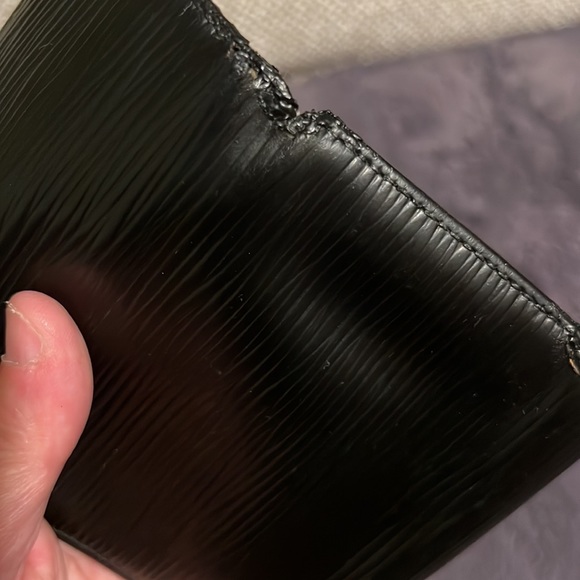 Authentic Louis Vuitton Black Epi key holder - Picture 8 of 14